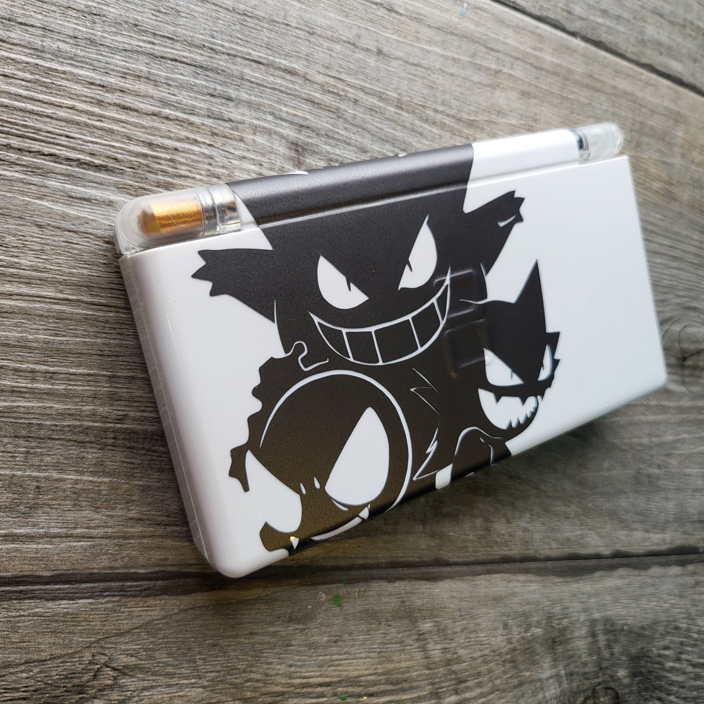 Custom Nintendo DS Lite console in Pokemon Gengar style