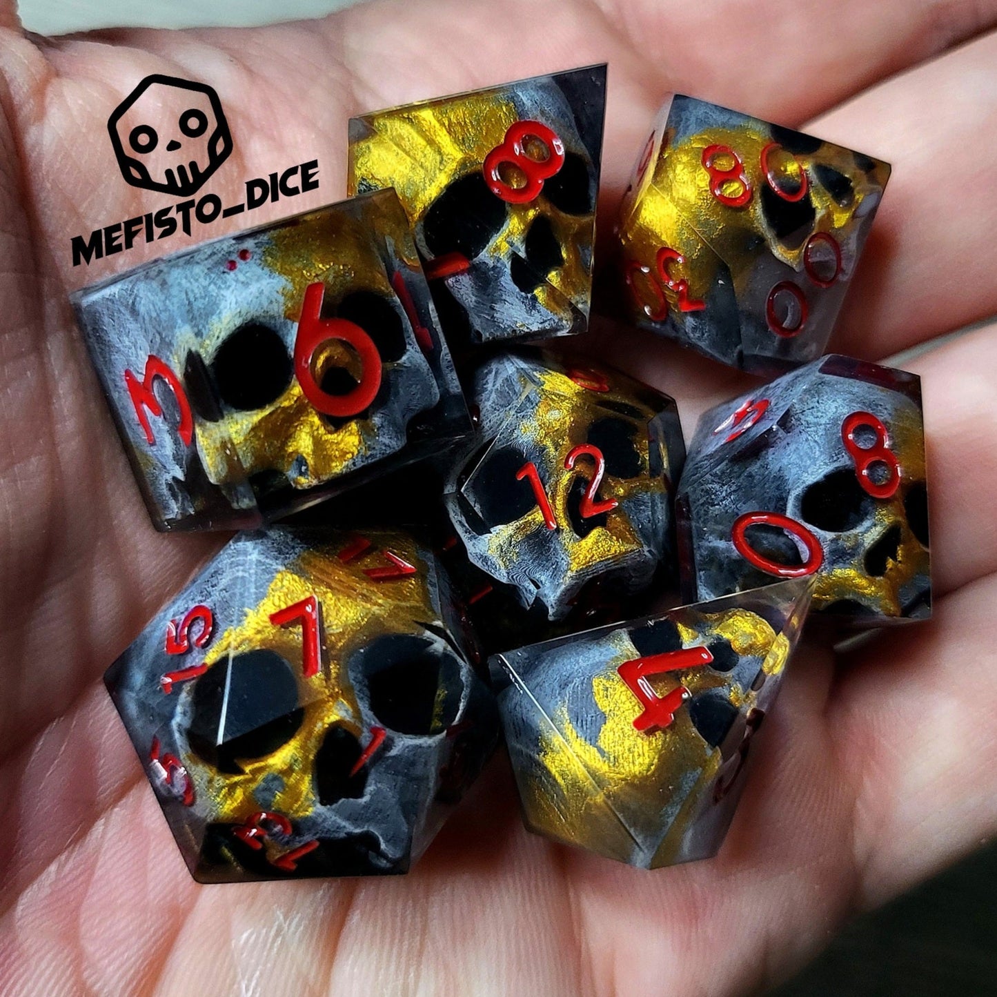 Dice set with 7 pieces with skull inside for role-playing games for Dungeons and Dragons