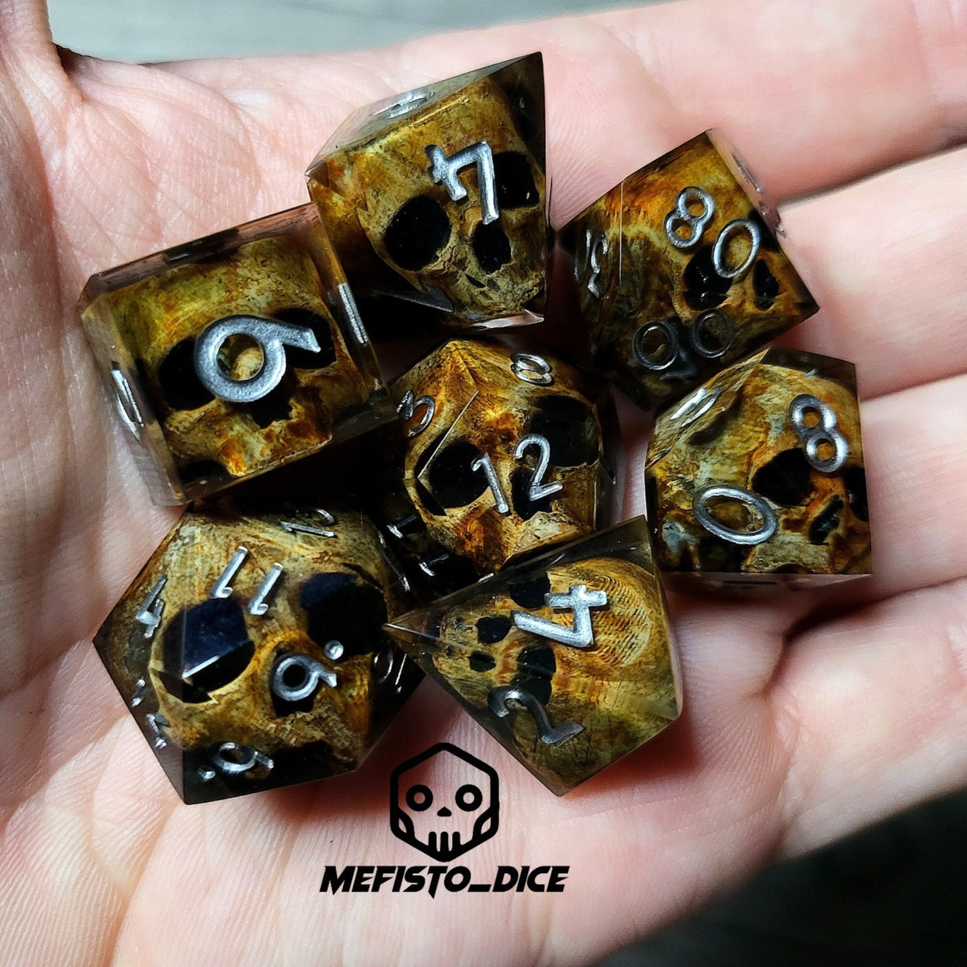 Dice set with 7 pieces with skull inside for role-playing games for Dungeons and Dragons