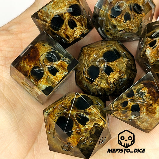 Dice set with 7 pieces with skull inside for role-playing games for Dungeons and Dragons
