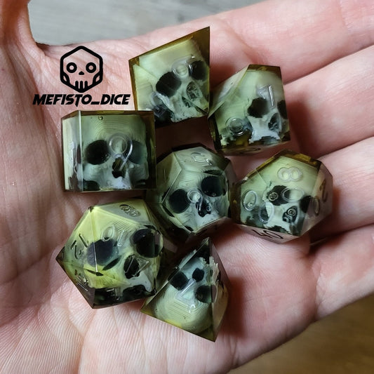 Dice set with 7 pieces with skull inside for role-playing games for Dungeons and Dragons