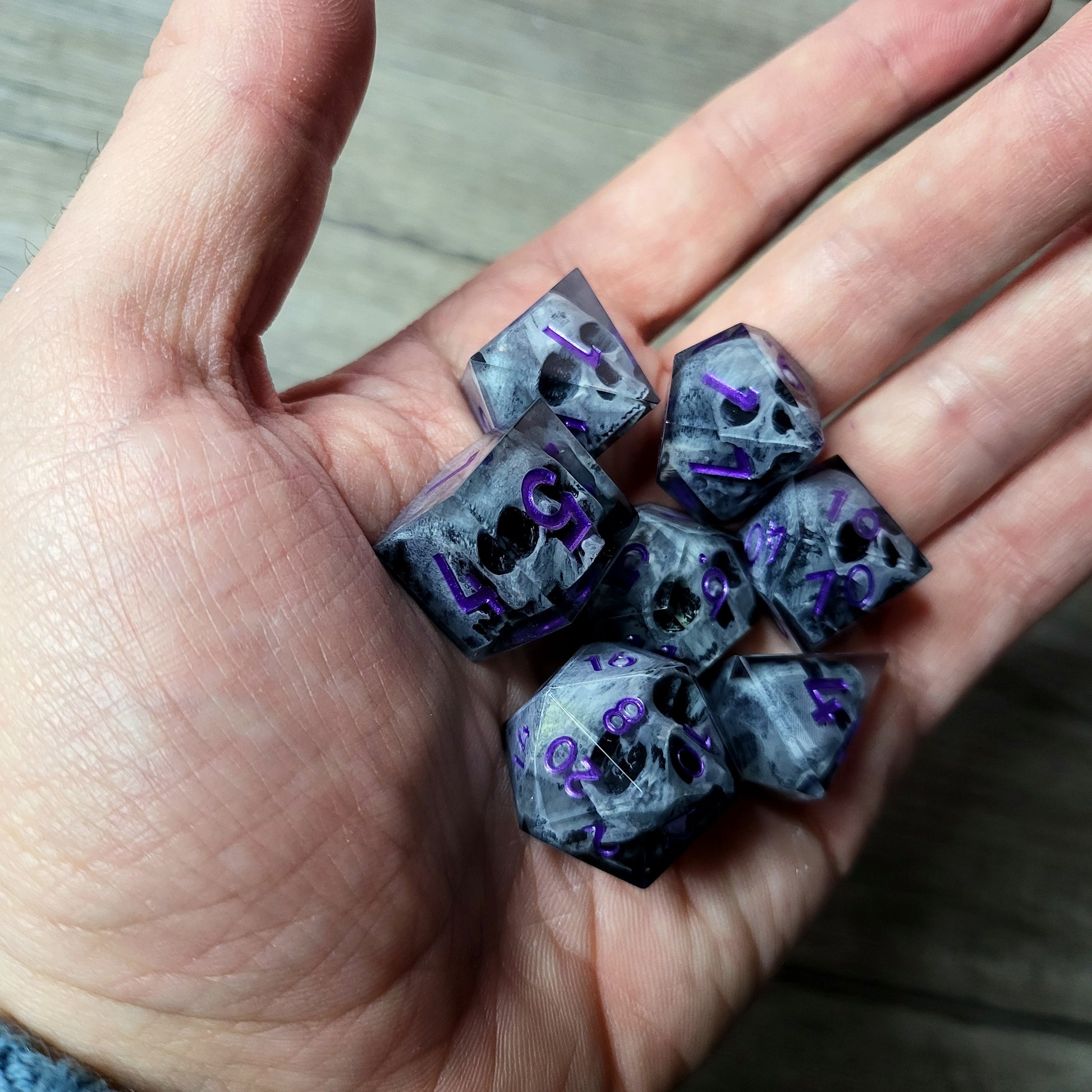 Dice set with 7 pieces with skull inside for role-playing games for Dungeons and Dragons