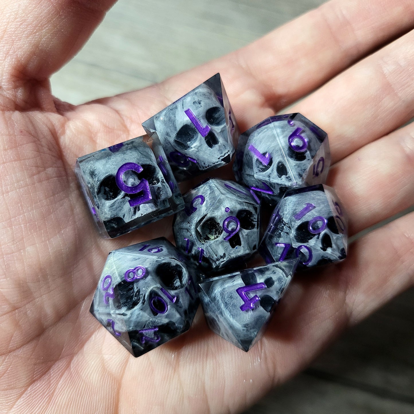 Dice set with 7 pieces with skull inside for role-playing games for Dungeons and Dragons