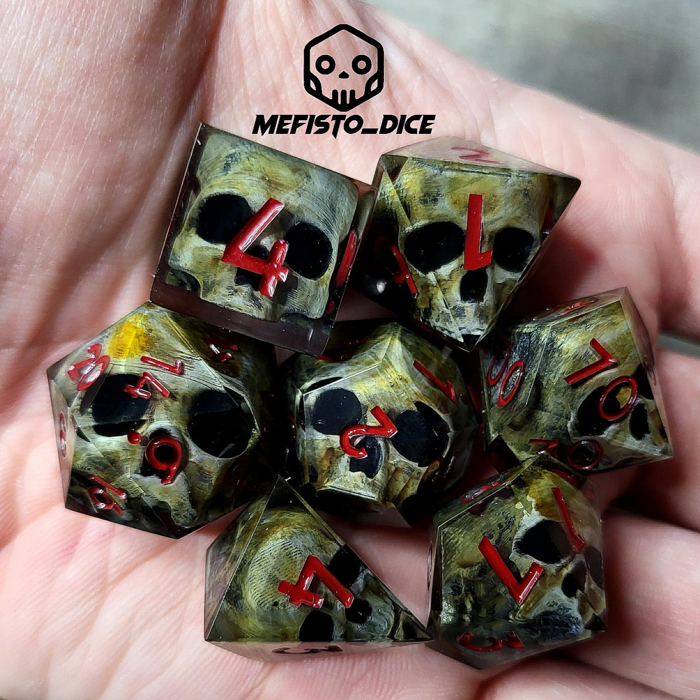 Dice set with 7 pieces with skull inside for role-playing games for Dungeons and Dragons