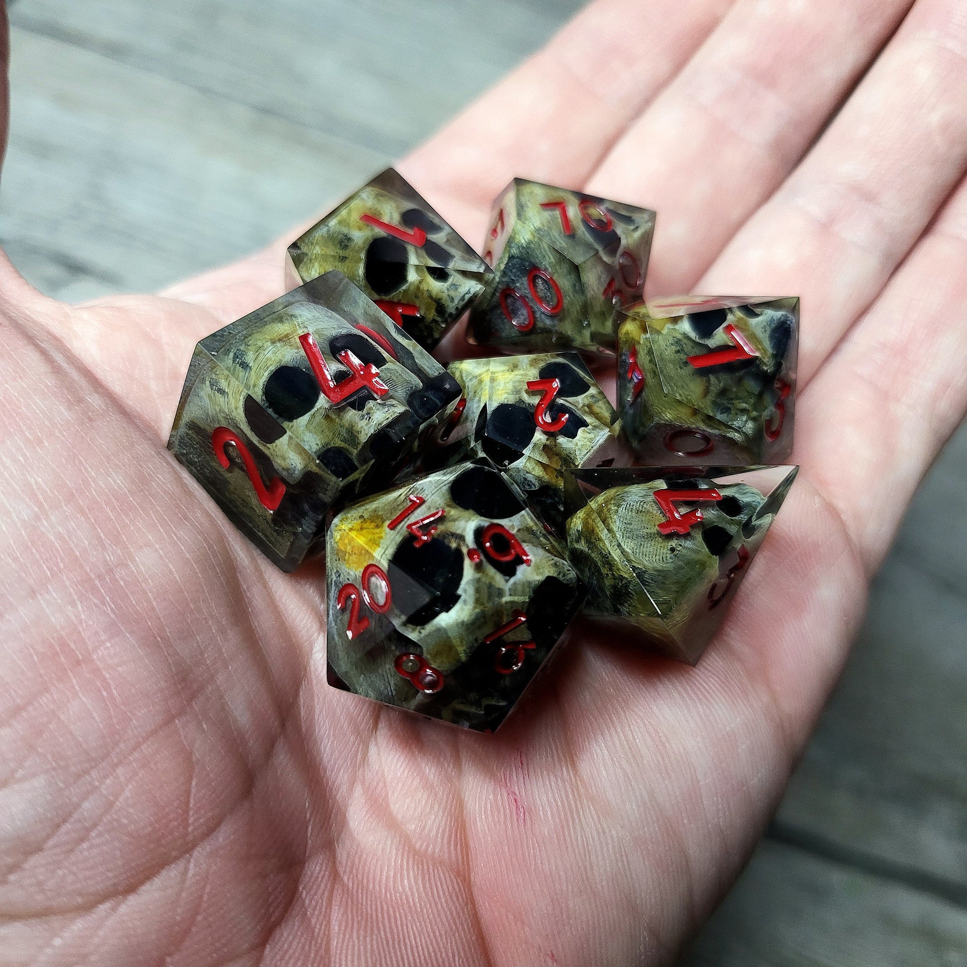 Dice set with 7 pieces with skull inside for role-playing games for Dungeons and Dragons