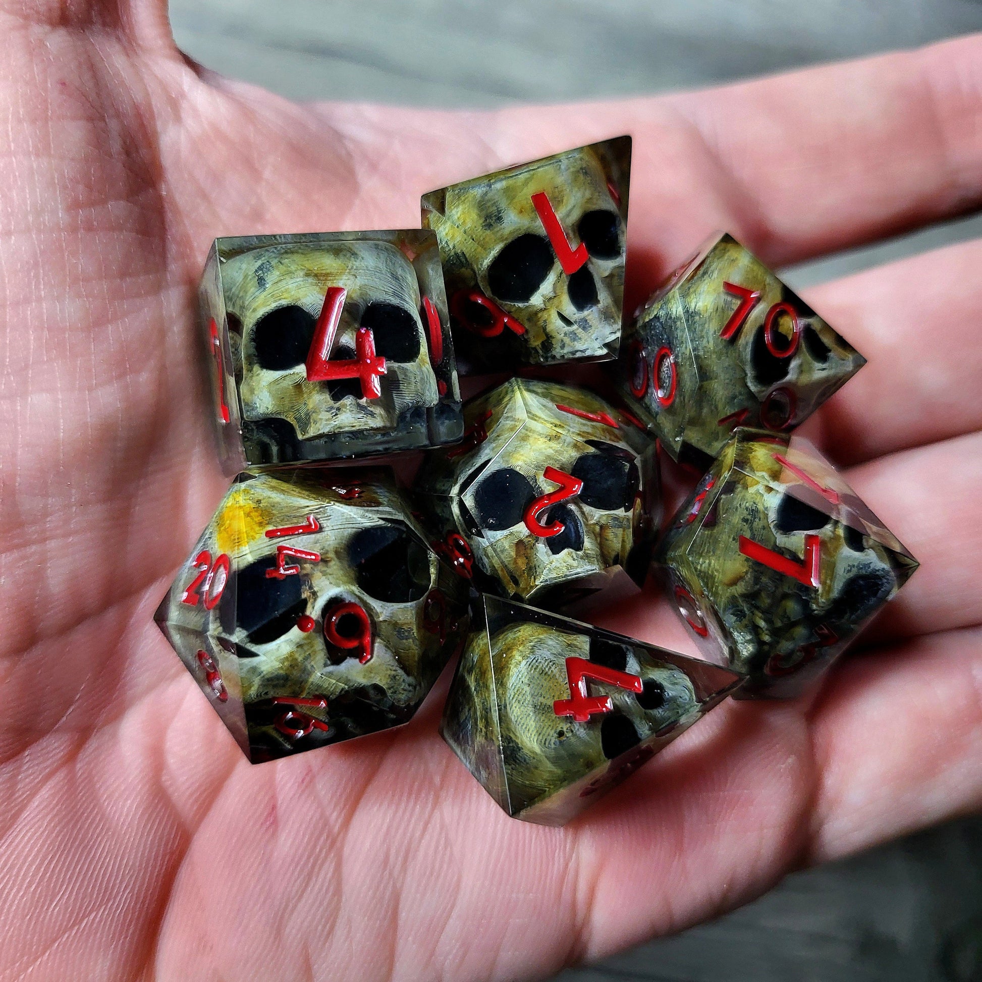 Dice set with 7 pieces with skull inside for role-playing games for Dungeons and Dragons